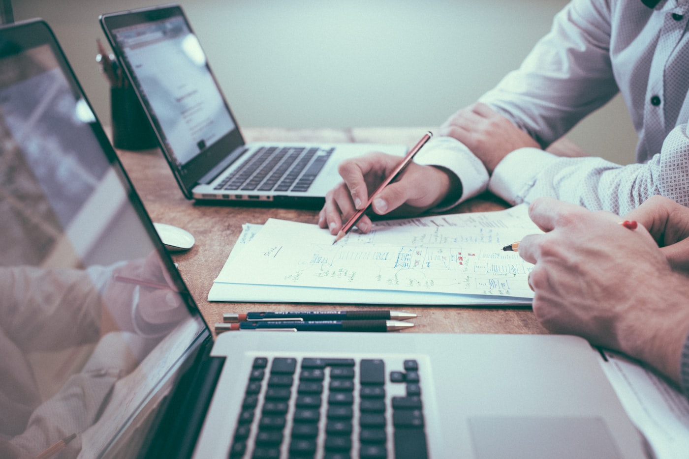 Professionnels travaillant sur des dossiers financiers