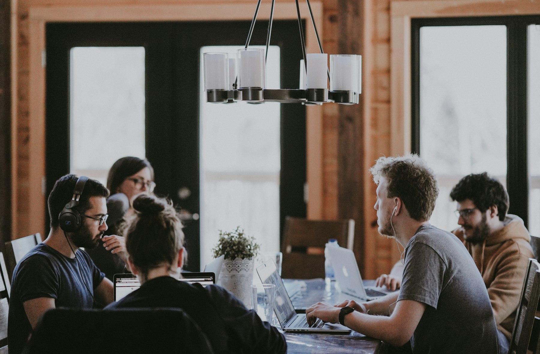 Équipe professionnelle en réunion de travail