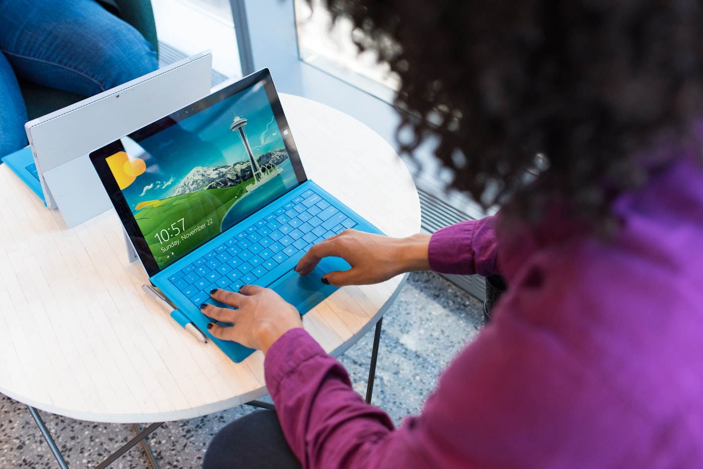 Conceptrice logicielle devant son écran